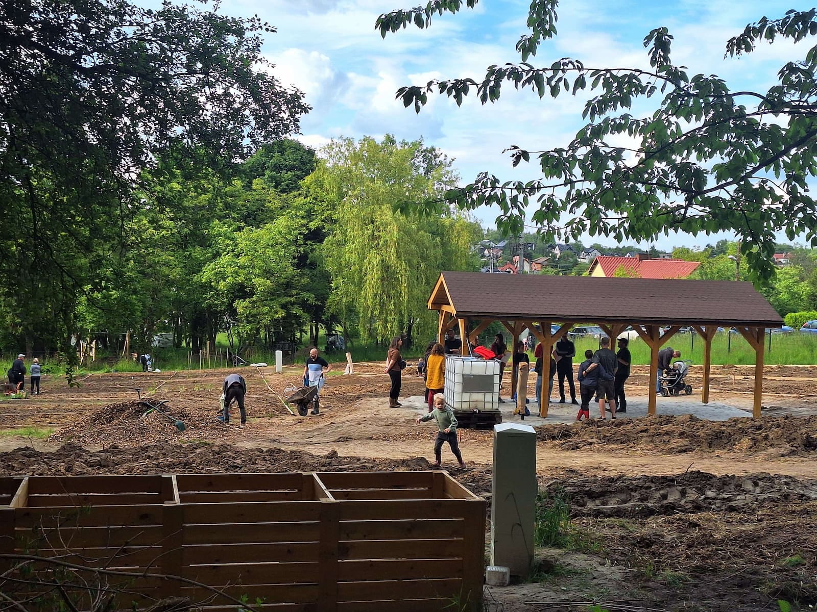 Widok na ogród z zagajnika. Pracujemy i rozmawiamy. Zdjęcie zrobił Piotr Olejniczak.