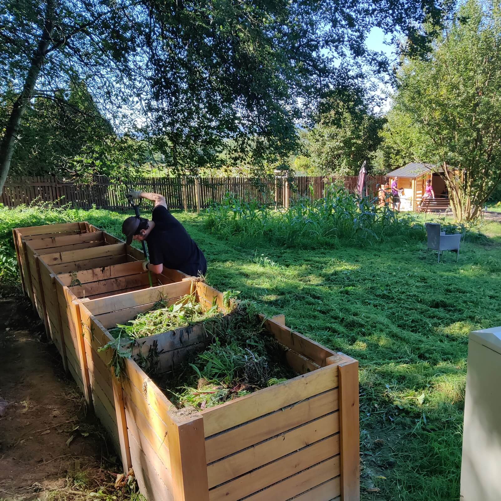 Porządki w kompostowniku.