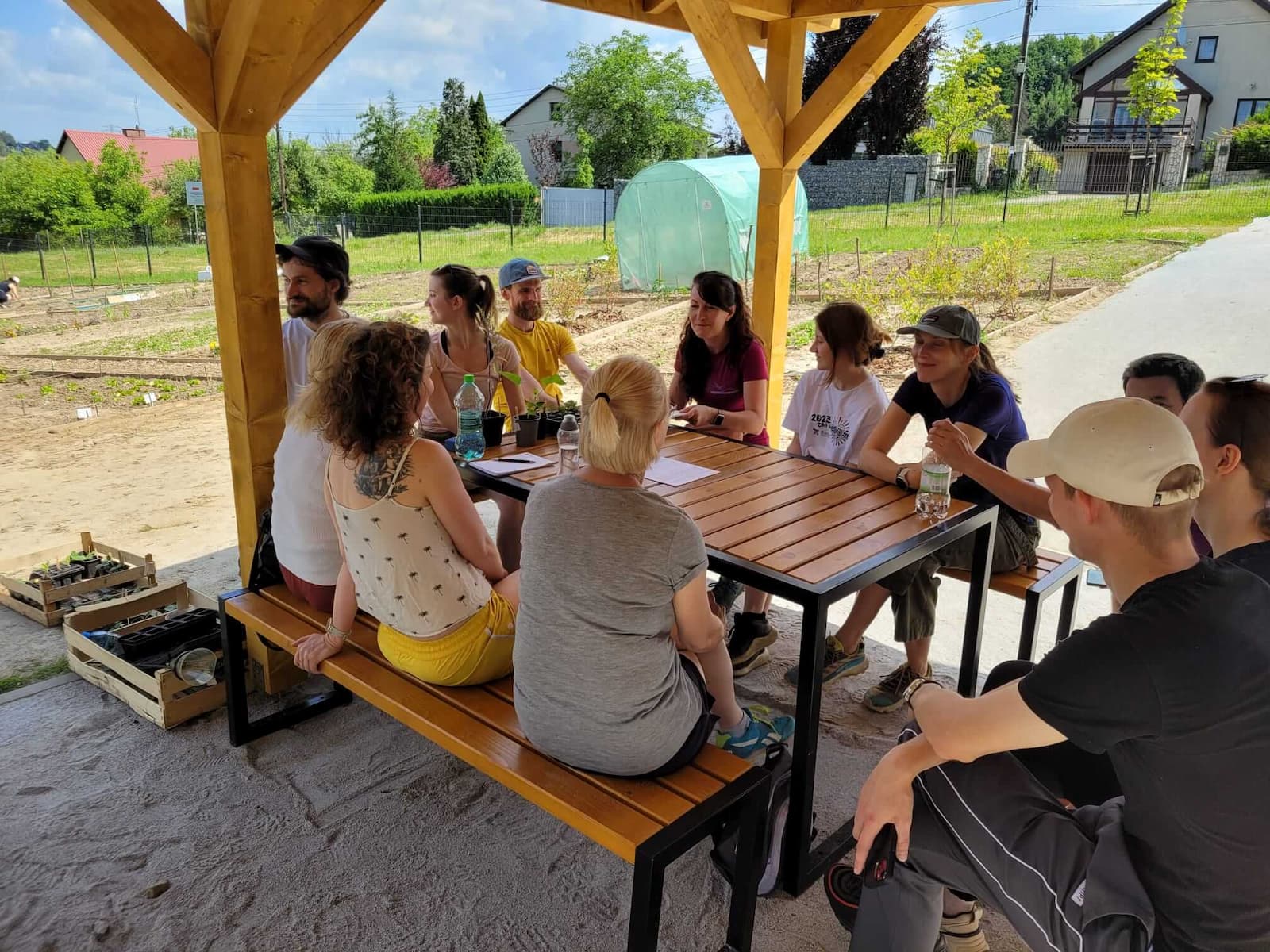 Grupa ogrodnicza przyswaja wiedzę pod wiatą. Zdjęcie zrobiła Marzena Garzeł.
